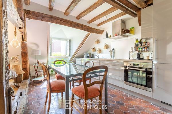 Duplex en dernier étage sous les toits Place des Vosges