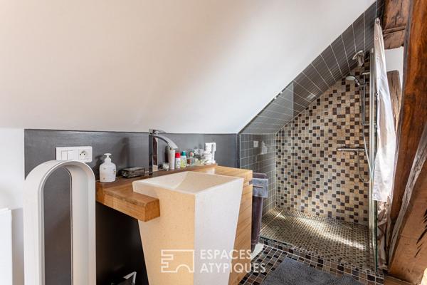 Duplex en dernier étage sous les toits Place des Vosges