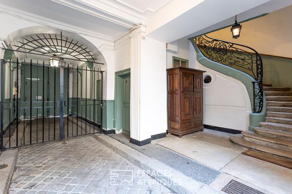 Duplex en dernier étage sous les toits Place des Vosges