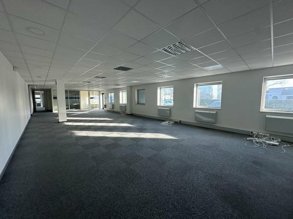 BUREAUX à LOUER de 2201 m²