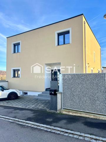 Maison contemporaine 4 chambres, sous sol complet et piscine