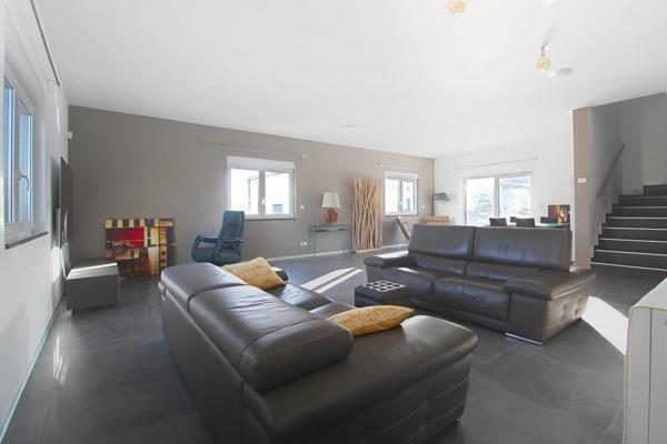 Maison contemporaine 4 chambres, sous sol complet et piscine