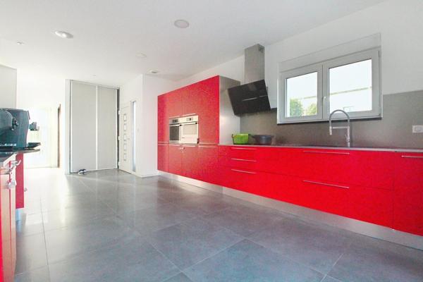 Maison contemporaine 4 chambres, sous sol complet et piscine