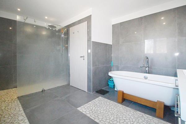 Maison contemporaine 4 chambres, sous sol complet et piscine