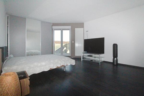 Maison contemporaine 4 chambres, sous sol complet et piscine