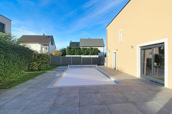 Maison contemporaine 4 chambres, sous sol complet et piscine
