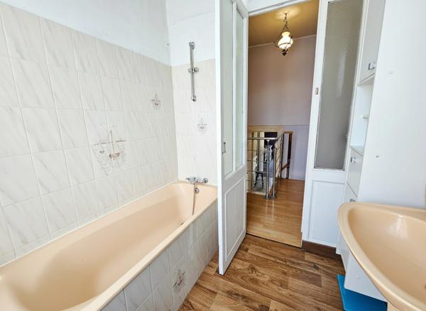 Maison familiale en pierre de 174 m² avec grand terrain et dépendances – Fort potentiel FEUGAROLLES (47)