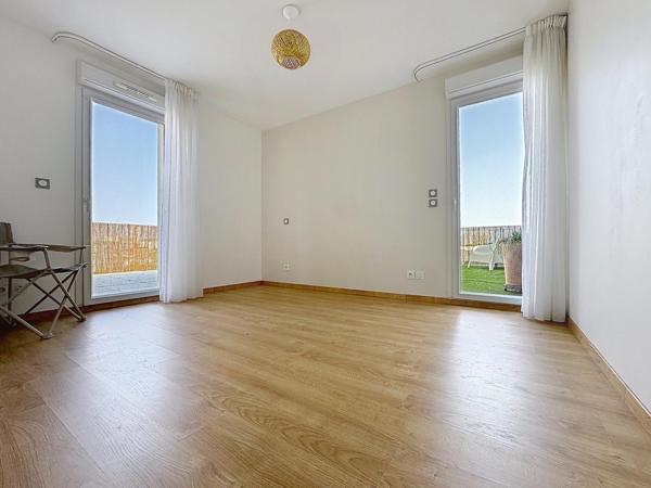 CENON – Dernier étage – T3 de 68 m² avec terrasse de 58 m² – parking sous-sol