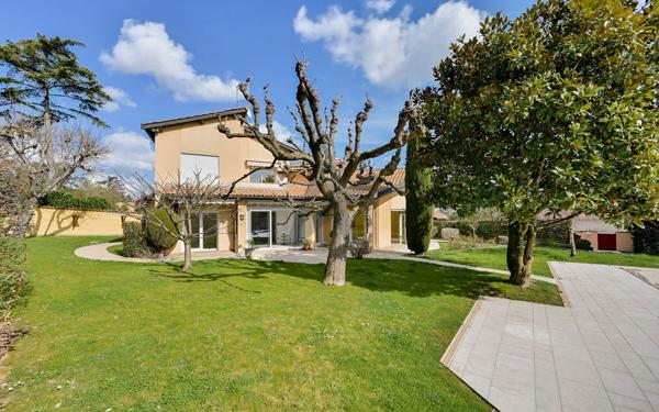 St Cyr au Mont d'Or, maison familiale 4 chambres de 230 m² + 110 m2 de sous sol, sur terrain paysagé avec pisc