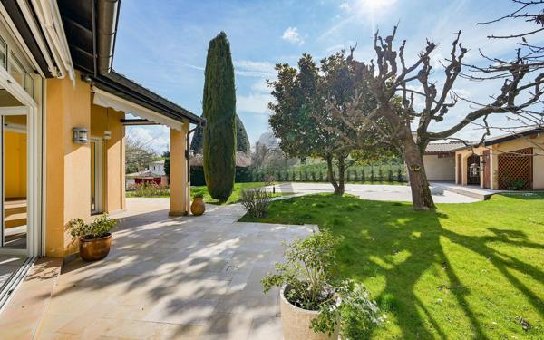 St Cyr au Mont d'Or, maison familiale 4 chambres de 230 m² + 110 m2 de sous sol, sur terrain paysagé avec pisc