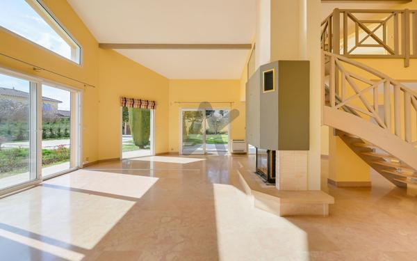 St Cyr au Mont d'Or, maison familiale 4 chambres de 230 m² + 110 m2 de sous sol, sur terrain paysagé avec pisc