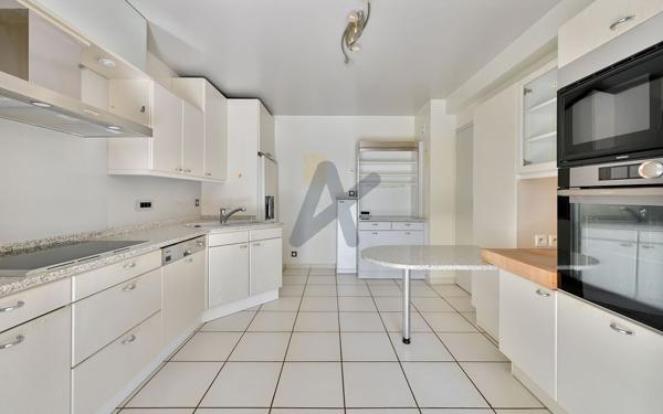 St Cyr au Mont d'Or, maison familiale 4 chambres de 230 m² + 110 m2 de sous sol, sur terrain paysagé avec pisc