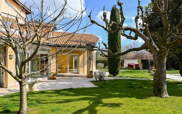 St Cyr au Mont d'Or, maison familiale 4 chambres de 230 m² + 110 m2 de sous sol, sur terrain paysagé avec pisc