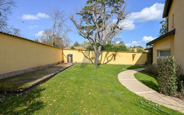 St Cyr au Mont d'Or, maison familiale 4 chambres de 230 m² + 110 m2 de sous sol, sur terrain paysagé avec pisc