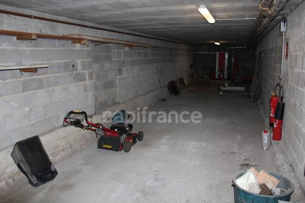 Bâtiment professionnel 1 300 m² + 7 garages – 5 min LONS LE SAUNIER (39000)