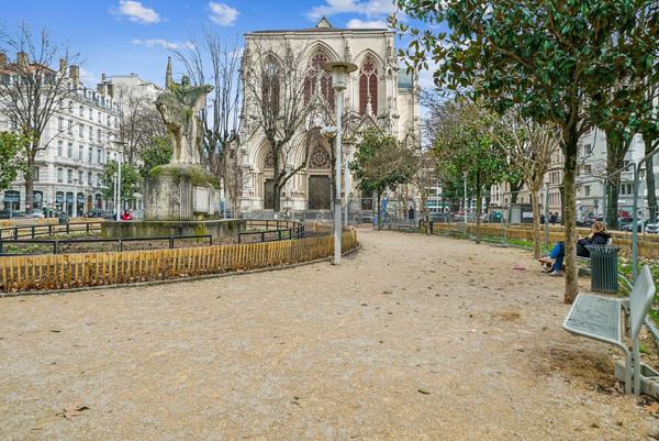 Lyon 6eme - Puvis de Chavanne: Un charmant appartement rénové de 76m2, 2 chambres, un balcon de 13m2.