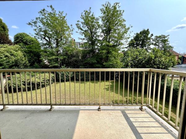 Studio lumineux avec double balcon et double cave