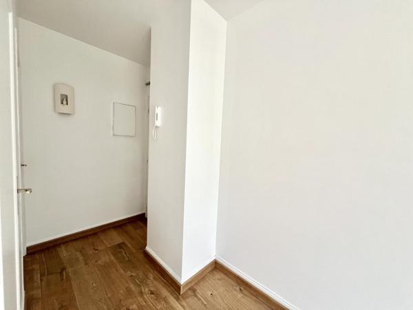 Studio lumineux avec double balcon et double cave
