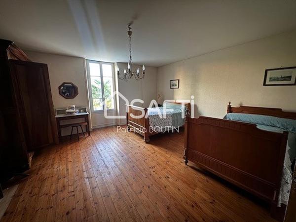 MAISON DE MAITRE + PETITE MAISON ET DEPENDANCES A BENET !