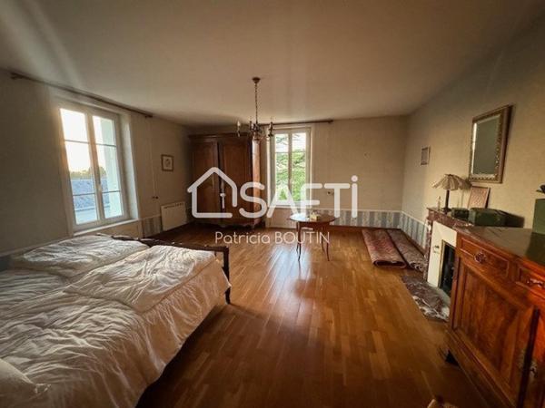 MAISON DE MAITRE + PETITE MAISON ET DEPENDANCES A BENET !