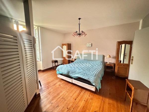 MAISON DE MAITRE + PETITE MAISON ET DEPENDANCES A BENET !