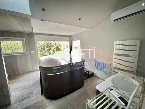 MAISON DE MAITRE + PETITE MAISON ET DEPENDANCES A BENET !