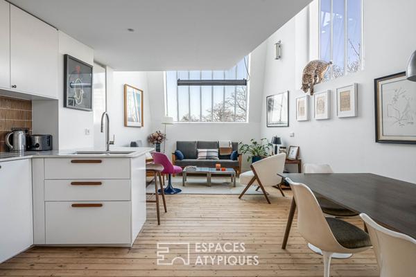 Atelier d’artiste rénové en étage élevé et vue sur la coulée verte