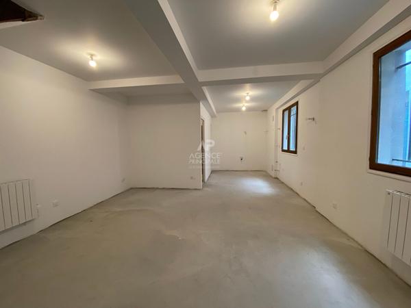 Local commercial Pontoise 4 pièce(s) 72.03 m2 186 180 € ** - Référence 10686