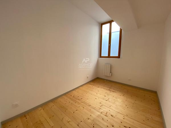 Local commercial Pontoise 4 pièce(s) 72.03 m2 186 180 € ** - Référence 10686