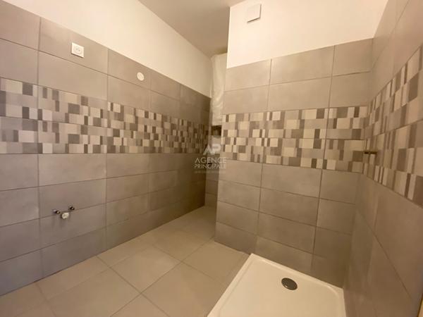 Local commercial Pontoise 4 pièce(s) 72.03 m2 186 180 € ** - Référence 10686