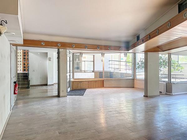 Manosque, Local commercial 5 pièces 303 m²