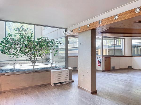 Manosque, Local commercial 5 pièces 303 m²