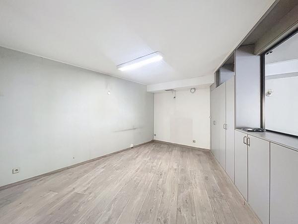 Manosque, Local commercial 5 pièces 303 m²