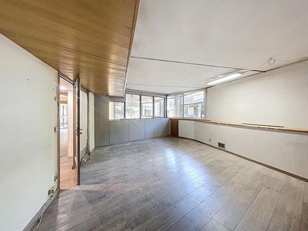 Manosque, Local commercial 5 pièces 303 m²