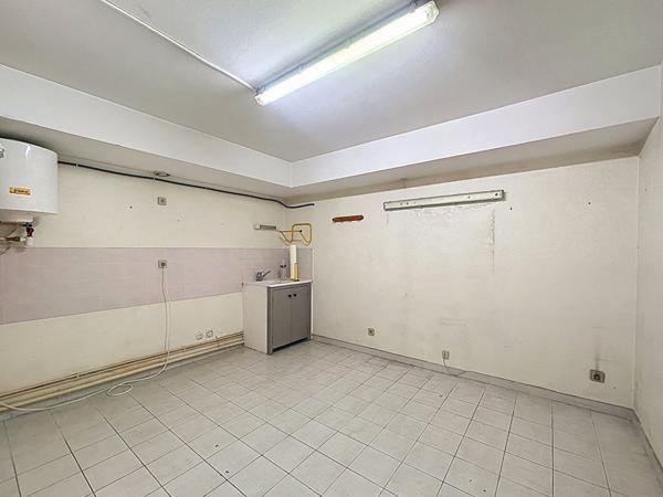 Manosque, Local commercial 5 pièces 303 m²