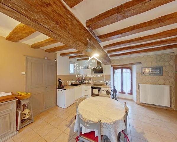 Au calme, dans une rue peu passante, proche du camping