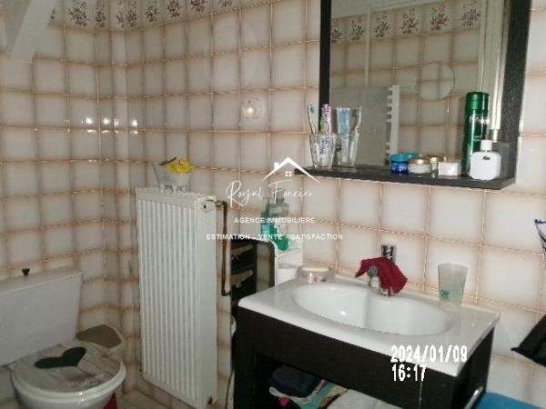 Au calme, dans une rue peu passante, proche du camping