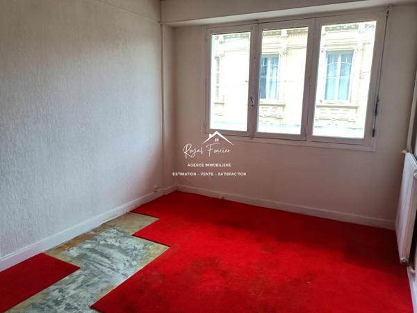 Bien situé, dans un quartier recherché proche de la gare SNCF à pied