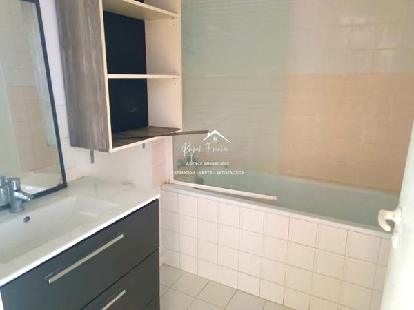 Bien situé, dans un quartier recherché proche de la gare SNCF à pied