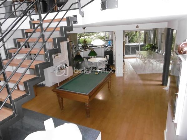 RARE, maison d'architecte individuelle résolument moderne avec volumes et grande luminosité, bâtie sur plus de 1000M2,  surface habitable de plus  225M2, avec une belle entrée cathédrale, desservant  au Rdc un espace de vie de plus de 95M2, comprenant une salle à manger, cuisine ouverte haut de gamme, salle de billard, et salon avec cheminée, complète le Rdc un espace parentale avec chambre, SDD, dressing, cellier, WC, on accède à l'étage par un très bel escalier desservant un palier faisant office de salle de jeux ou bureau, 4 grandes chambres, une Salle de bain avec baignoire et douche. l'extérieur composé de 3 terrasses, un garage 2 voitures, 2 carports et une piscine chauffée font de cette maison un lieu privilégié ou luminosité, calme, et originalité en font un atout important.