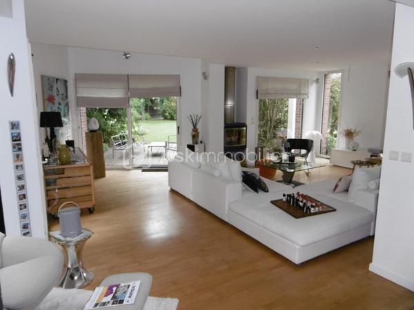 RARE, maison d'architecte individuelle résolument moderne avec volumes et grande luminosité, bâtie sur plus de 1000M2,  surface habitable de plus  225M2, avec une belle entrée cathédrale, desservant  au Rdc un espace de vie de plus de 95M2, comprenant une salle à manger, cuisine ouverte haut de gamme, salle de billard, et salon avec cheminée, complète le Rdc un espace parentale avec chambre, SDD, dressing, cellier, WC, on accède à l'étage par un très bel escalier desservant un palier faisant office de salle de jeux ou bureau, 4 grandes chambres, une Salle de bain avec baignoire et douche. l'extérieur composé de 3 terrasses, un garage 2 voitures, 2 carports et une piscine chauffée font de cette maison un lieu privilégié ou luminosité, calme, et originalité en font un atout important.