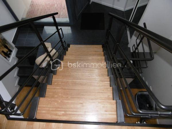 RARE, maison d'architecte individuelle résolument moderne avec volumes et grande luminosité, bâtie sur plus de 1000M2,  surface habitable de plus  225M2, avec une belle entrée cathédrale, desservant  au Rdc un espace de vie de plus de 95M2, comprenant une salle à manger, cuisine ouverte haut de gamme, salle de billard, et salon avec cheminée, complète le Rdc un espace parentale avec chambre, SDD, dressing, cellier, WC, on accède à l'étage par un très bel escalier desservant un palier faisant office de salle de jeux ou bureau, 4 grandes chambres, une Salle de bain avec baignoire et douche. l'extérieur composé de 3 terrasses, un garage 2 voitures, 2 carports et une piscine chauffée font de cette maison un lieu privilégié ou luminosité, calme, et originalité en font un atout important.
