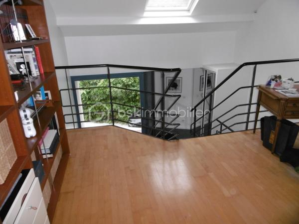 RARE, maison d'architecte individuelle résolument moderne avec volumes et grande luminosité, bâtie sur plus de 1000M2,  surface habitable de plus  225M2, avec une belle entrée cathédrale, desservant  au Rdc un espace de vie de plus de 95M2, comprenant une salle à manger, cuisine ouverte haut de gamme, salle de billard, et salon avec cheminée, complète le Rdc un espace parentale avec chambre, SDD, dressing, cellier, WC, on accède à l'étage par un très bel escalier desservant un palier faisant office de salle de jeux ou bureau, 4 grandes chambres, une Salle de bain avec baignoire et douche. l'extérieur composé de 3 terrasses, un garage 2 voitures, 2 carports et une piscine chauffée font de cette maison un lieu privilégié ou luminosité, calme, et originalité en font un atout important.