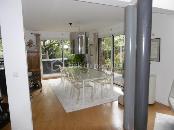 RARE, maison d'architecte individuelle résolument moderne avec volumes et grande luminosité, bâtie sur plus de 1000M2,  surface habitable de plus  225M2, avec une belle entrée cathédrale, desservant  au Rdc un espace de vie de plus de 95M2, comprenant une salle à manger, cuisine ouverte haut de gamme, salle de billard, et salon avec cheminée, complète le Rdc un espace parentale avec chambre, SDD, dressing, cellier, WC, on accède à l'étage par un très bel escalier desservant un palier faisant office de salle de jeux ou bureau, 4 grandes chambres, une Salle de bain avec baignoire et douche. l'extérieur composé de 3 terrasses, un garage 2 voitures, 2 carports et une piscine chauffée font de cette maison un lieu privilégié ou luminosité, calme, et originalité en font un atout important.