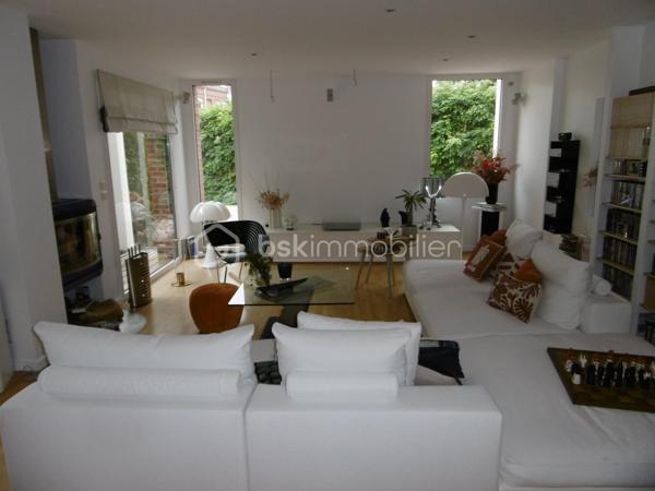 RARE, maison d'architecte individuelle résolument moderne avec volumes et grande luminosité, bâtie sur plus de 1000M2,  surface habitable de plus  225M2, avec une belle entrée cathédrale, desservant  au Rdc un espace de vie de plus de 95M2, comprenant une salle à manger, cuisine ouverte haut de gamme, salle de billard, et salon avec cheminée, complète le Rdc un espace parentale avec chambre, SDD, dressing, cellier, WC, on accède à l'étage par un très bel escalier desservant un palier faisant office de salle de jeux ou bureau, 4 grandes chambres, une Salle de bain avec baignoire et douche. l'extérieur composé de 3 terrasses, un garage 2 voitures, 2 carports et une piscine chauffée font de cette maison un lieu privilégié ou luminosité, calme, et originalité en font un atout important.