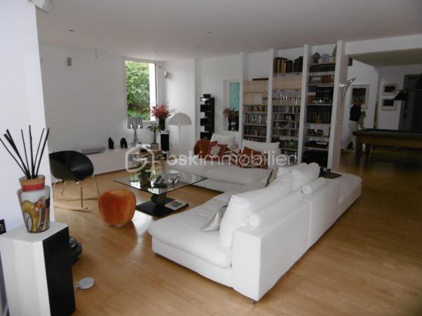 RARE, maison d'architecte individuelle résolument moderne avec volumes et grande luminosité, bâtie sur plus de 1000M2,  surface habitable de plus  225M2, avec une belle entrée cathédrale, desservant  au Rdc un espace de vie de plus de 95M2, comprenant une salle à manger, cuisine ouverte haut de gamme, salle de billard, et salon avec cheminée, complète le Rdc un espace parentale avec chambre, SDD, dressing, cellier, WC, on accède à l'étage par un très bel escalier desservant un palier faisant office de salle de jeux ou bureau, 4 grandes chambres, une Salle de bain avec baignoire et douche. l'extérieur composé de 3 terrasses, un garage 2 voitures, 2 carports et une piscine chauffée font de cette maison un lieu privilégié ou luminosité, calme, et originalité en font un atout important.
