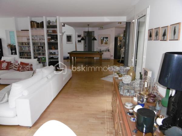 RARE, maison d'architecte individuelle résolument moderne avec volumes et grande luminosité, bâtie sur plus de 1000M2,  surface habitable de plus  225M2, avec une belle entrée cathédrale, desservant  au Rdc un espace de vie de plus de 95M2, comprenant une salle à manger, cuisine ouverte haut de gamme, salle de billard, et salon avec cheminée, complète le Rdc un espace parentale avec chambre, SDD, dressing, cellier, WC, on accède à l'étage par un très bel escalier desservant un palier faisant office de salle de jeux ou bureau, 4 grandes chambres, une Salle de bain avec baignoire et douche. l'extérieur composé de 3 terrasses, un garage 2 voitures, 2 carports et une piscine chauffée font de cette maison un lieu privilégié ou luminosité, calme, et originalité en font un atout important.