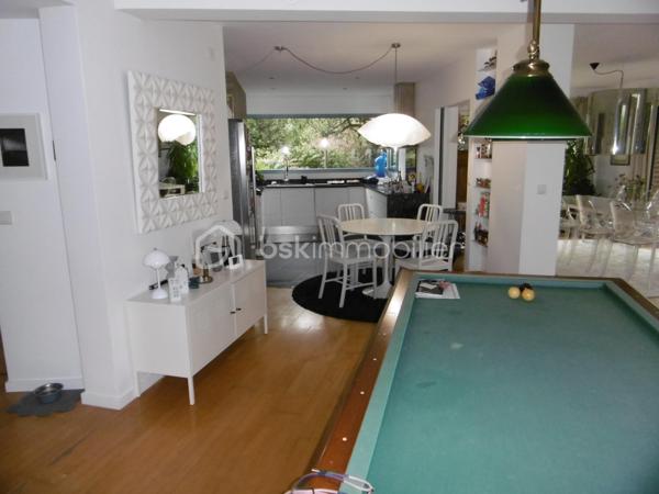 RARE, maison d'architecte individuelle résolument moderne avec volumes et grande luminosité, bâtie sur plus de 1000M2,  surface habitable de plus  225M2, avec une belle entrée cathédrale, desservant  au Rdc un espace de vie de plus de 95M2, comprenant une salle à manger, cuisine ouverte haut de gamme, salle de billard, et salon avec cheminée, complète le Rdc un espace parentale avec chambre, SDD, dressing, cellier, WC, on accède à l'étage par un très bel escalier desservant un palier faisant office de salle de jeux ou bureau, 4 grandes chambres, une Salle de bain avec baignoire et douche. l'extérieur composé de 3 terrasses, un garage 2 voitures, 2 carports et une piscine chauffée font de cette maison un lieu privilégié ou luminosité, calme, et originalité en font un atout important.
