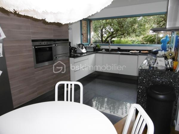 RARE, maison d'architecte individuelle résolument moderne avec volumes et grande luminosité, bâtie sur plus de 1000M2,  surface habitable de plus  225M2, avec une belle entrée cathédrale, desservant  au Rdc un espace de vie de plus de 95M2, comprenant une salle à manger, cuisine ouverte haut de gamme, salle de billard, et salon avec cheminée, complète le Rdc un espace parentale avec chambre, SDD, dressing, cellier, WC, on accède à l'étage par un très bel escalier desservant un palier faisant office de salle de jeux ou bureau, 4 grandes chambres, une Salle de bain avec baignoire et douche. l'extérieur composé de 3 terrasses, un garage 2 voitures, 2 carports et une piscine chauffée font de cette maison un lieu privilégié ou luminosité, calme, et originalité en font un atout important.