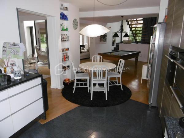 RARE, maison d'architecte individuelle résolument moderne avec volumes et grande luminosité, bâtie sur plus de 1000M2,  surface habitable de plus  225M2, avec une belle entrée cathédrale, desservant  au Rdc un espace de vie de plus de 95M2, comprenant une salle à manger, cuisine ouverte haut de gamme, salle de billard, et salon avec cheminée, complète le Rdc un espace parentale avec chambre, SDD, dressing, cellier, WC, on accède à l'étage par un très bel escalier desservant un palier faisant office de salle de jeux ou bureau, 4 grandes chambres, une Salle de bain avec baignoire et douche. l'extérieur composé de 3 terrasses, un garage 2 voitures, 2 carports et une piscine chauffée font de cette maison un lieu privilégié ou luminosité, calme, et originalité en font un atout important.